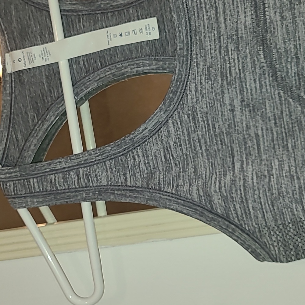 Lululemon Atletica Active Top, Color Gray, Size 6 🙂🙂🤩🤩 - Picture 3 of 11